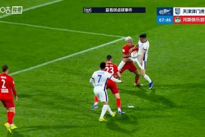 VAR看了5分钟！基莱斯、黄锐烽争抢中双双手球，裁判认定不是点球